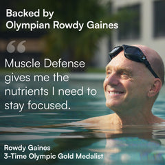 Comparación de tamaño del envase Muscle Defense en la mano para referencia