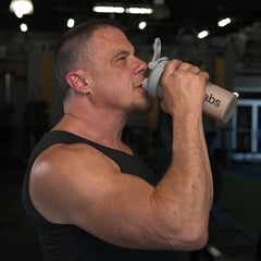 Batido de Muscle Defense vainilla servido listo para recuperación rápida