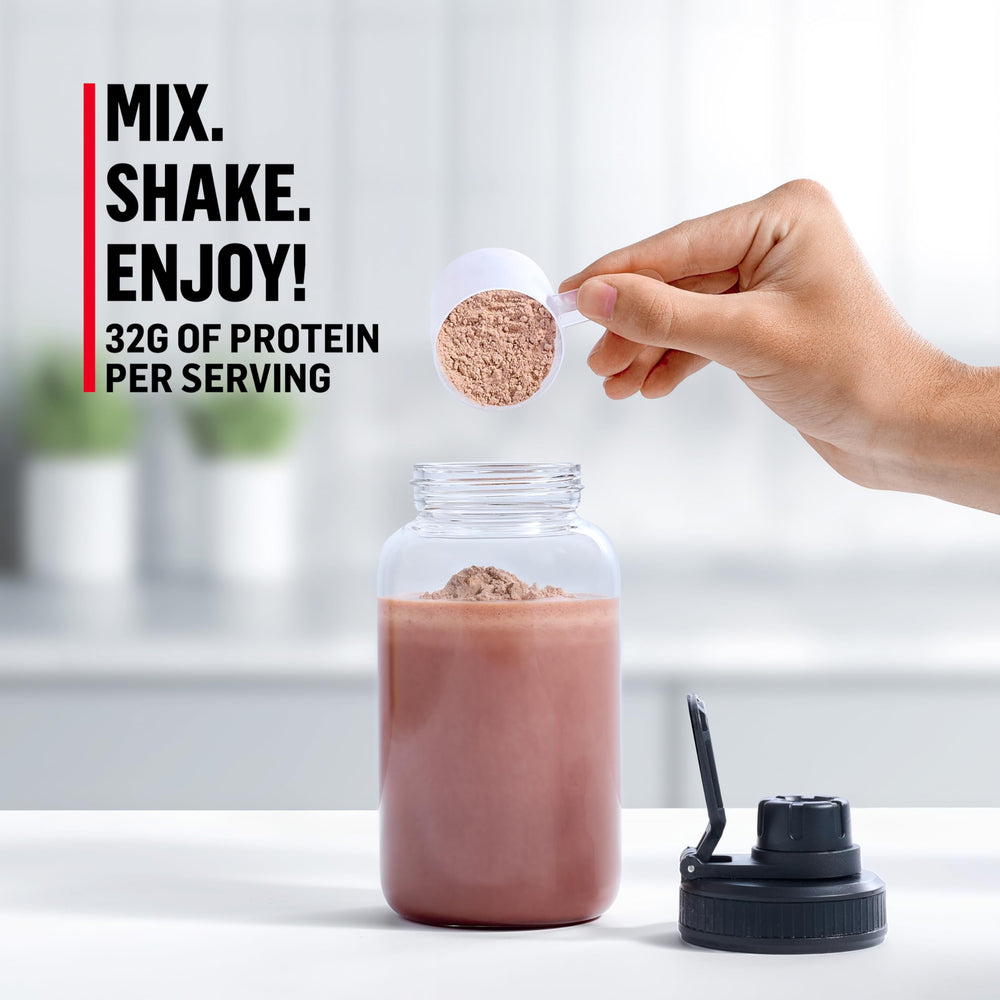 Coctelera con Muscle Milk en gimnasio, mezcla rápida y práctica
