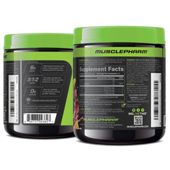 Botella con Muscle Pharm BCAA en un entorno de gimnasio antes del entrenamiento para uso práctico