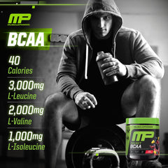 Comparación de tamaño de la lata Muscle Pharm junto a una mano para apreciar la cantidad de 30 servicios