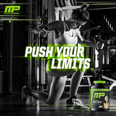 MusclePharm envase 4 lb en comparación con botella, indica tamaño y servicios
