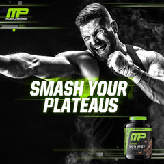 MusclePharm envase 5 lb entre manos para escala, tamaño y duración del suministro
