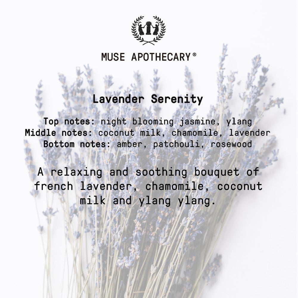 Muse Apothecary junto a mano para comparar tamaño y transporte fácil