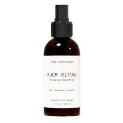 Muse Apothecary spray frontal sobre fondo neutro con aspecto elegante y relajante