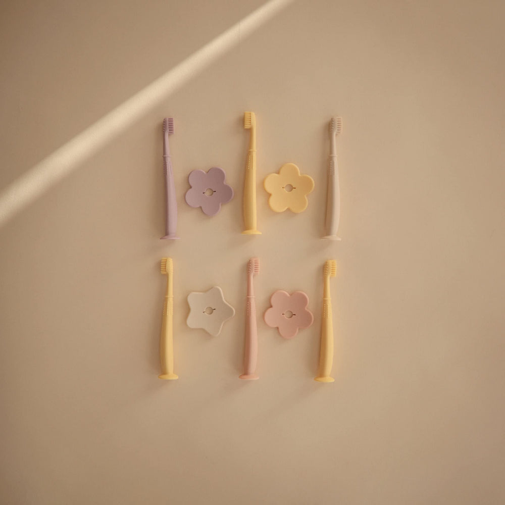 mushie comparación de tamaño con dedo muestra ergonomía para toddlers