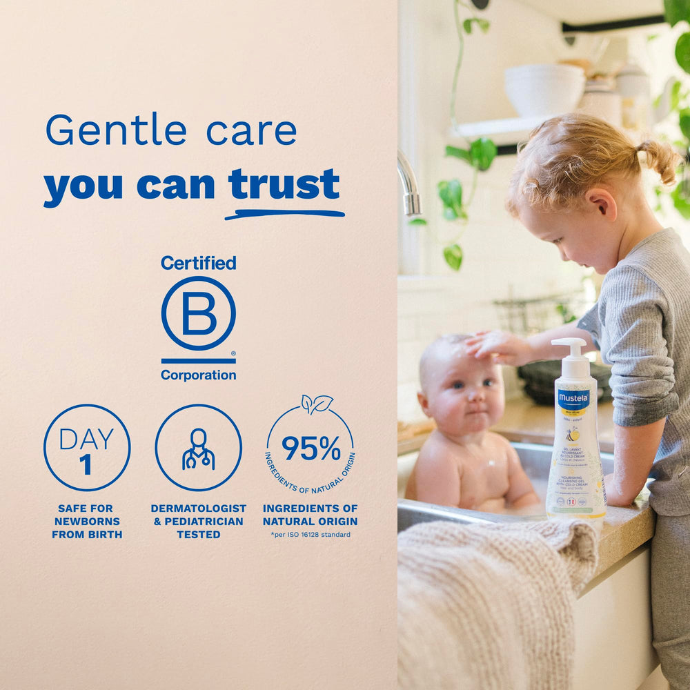 Mustela gel en la palma para dosificar y usar con comodidad durante el baño