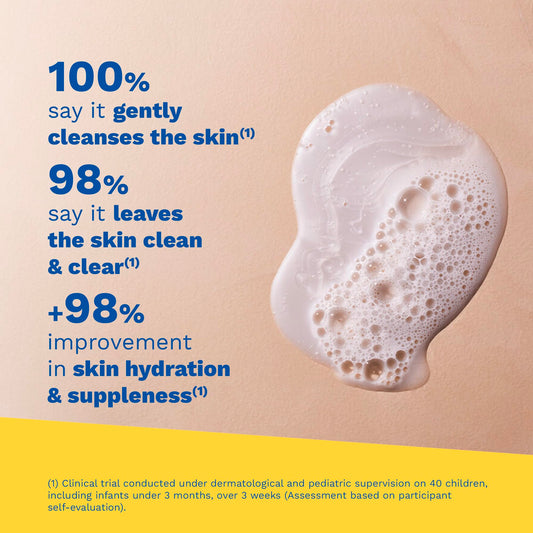 Mustela textura cremosa del gel en primer plano que facilita enjuague suave