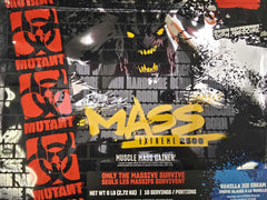 Mutant Mass uso en gimnasio antes del entrenamiento para energía