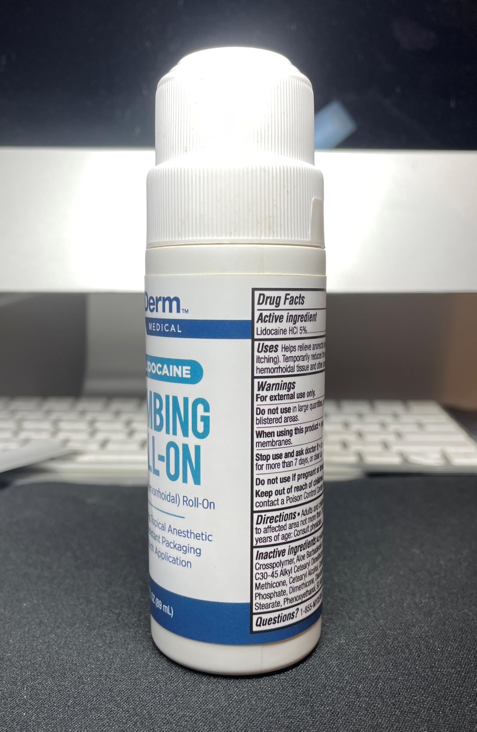 Myderm en estante de farmacia mostrando presentación profesional y confianza