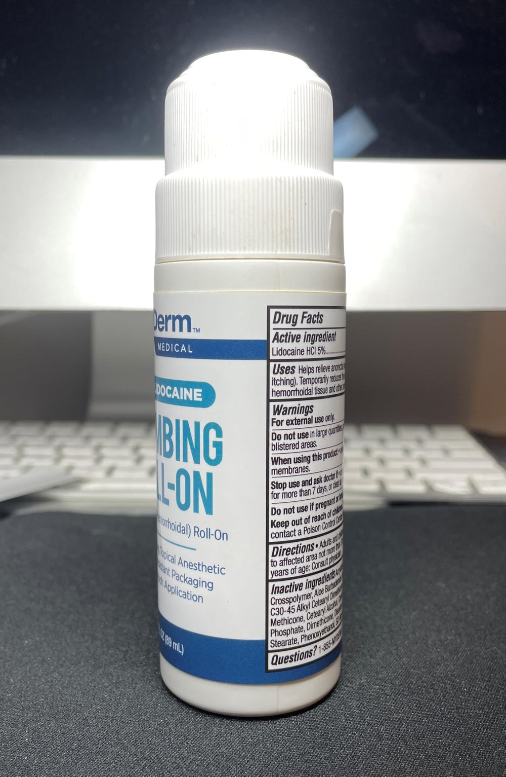 Myderm en estante de farmacia mostrando presentación profesional y confianza