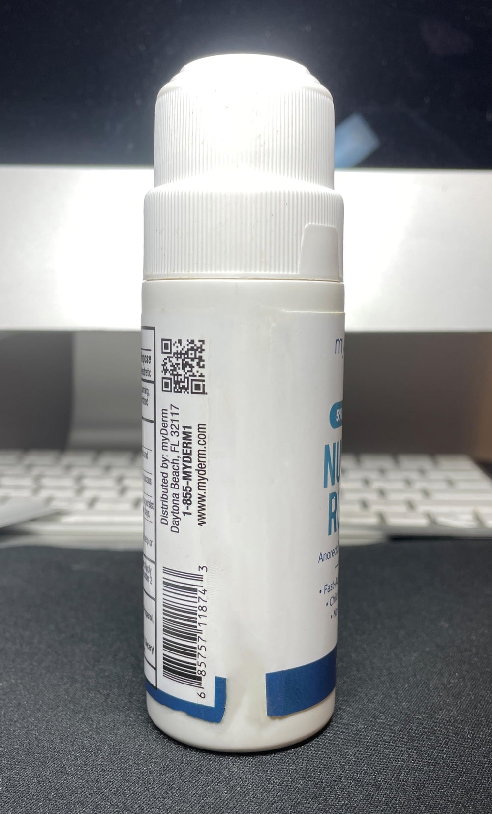 Persona aplicando Myderm sin tocar el contenido, beneficio menor contaminación