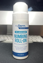 Myderm aplicación en mano demostrando uso sin contacto y conveniencia