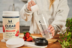 Myprotein en botella durante ejercicio, uso práctico y portable
