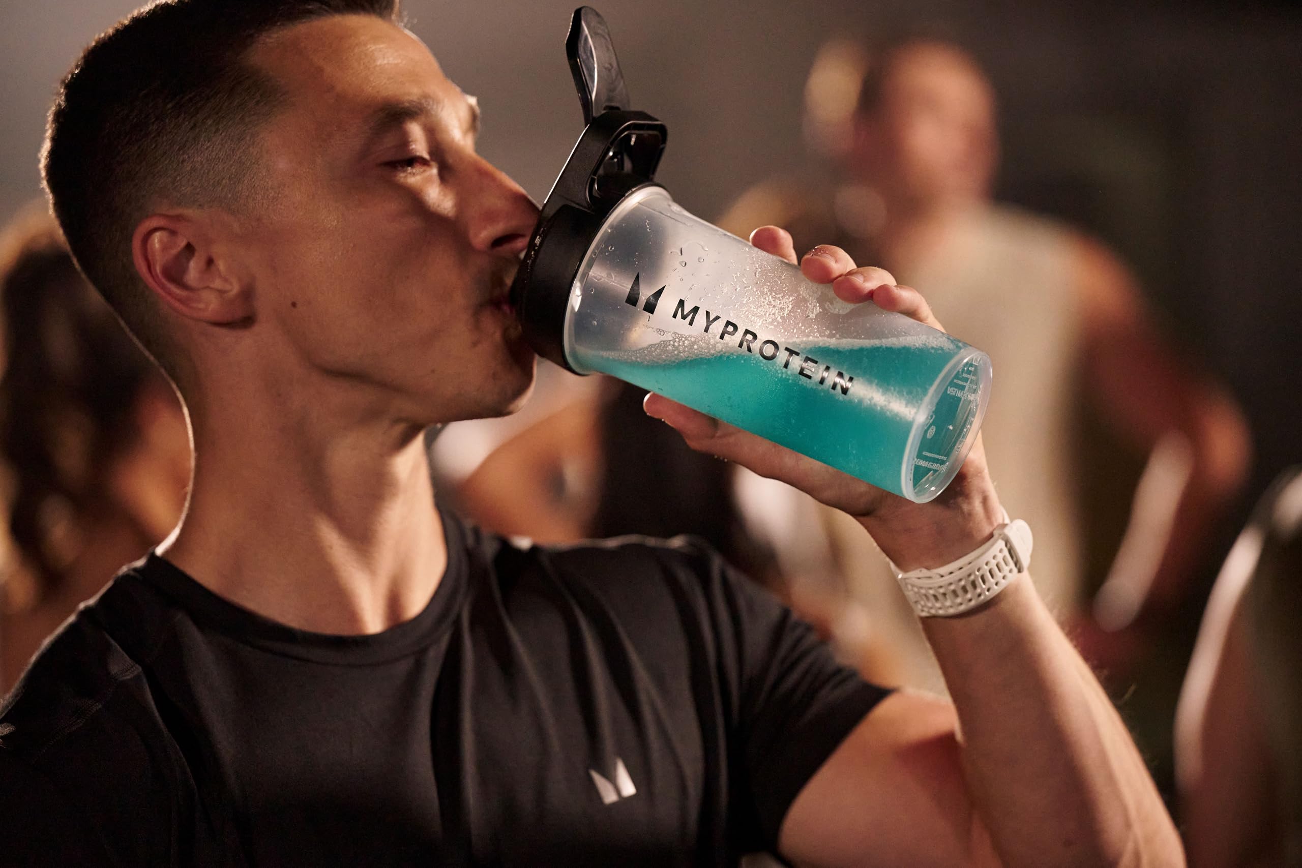 Atleta con Myprotein Clear Whey antes del entrenamiento para recuperación rápida