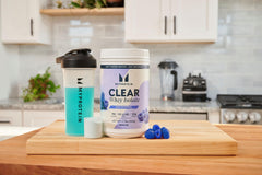 Myprotein lata al lado de una regla para mostrar tamaño y 20 servicios