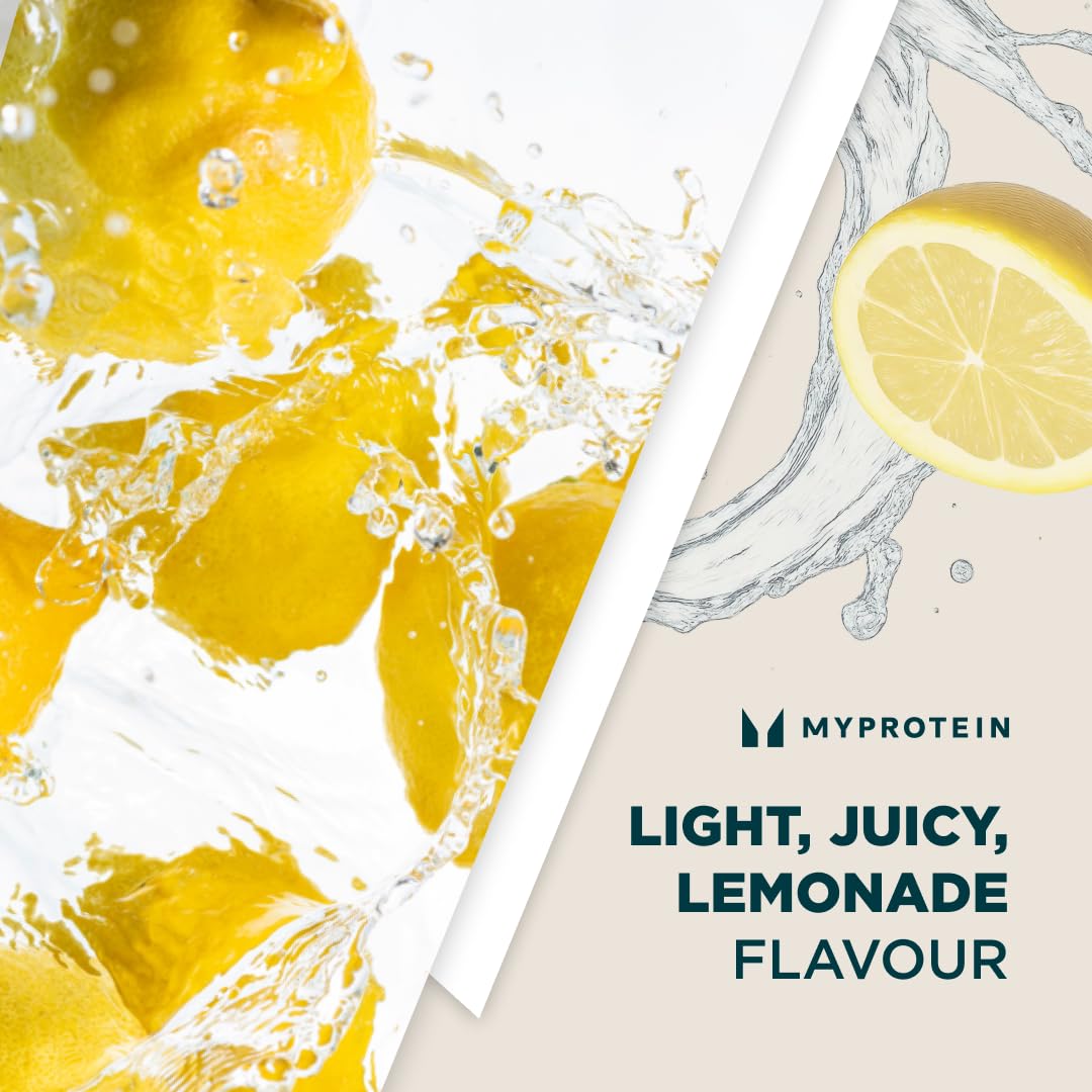 Myprotein Clear Whey Isolate: sabor fresa en vaso, opción ligera para entrenamientos.
