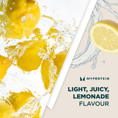 Myprotein Clear Whey Isolate: sabor fresa en vaso, opción ligera para entrenamientos.