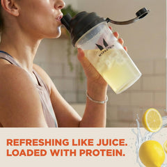Myprotein bebida preparada transparente en vaso, refrescante y proteica