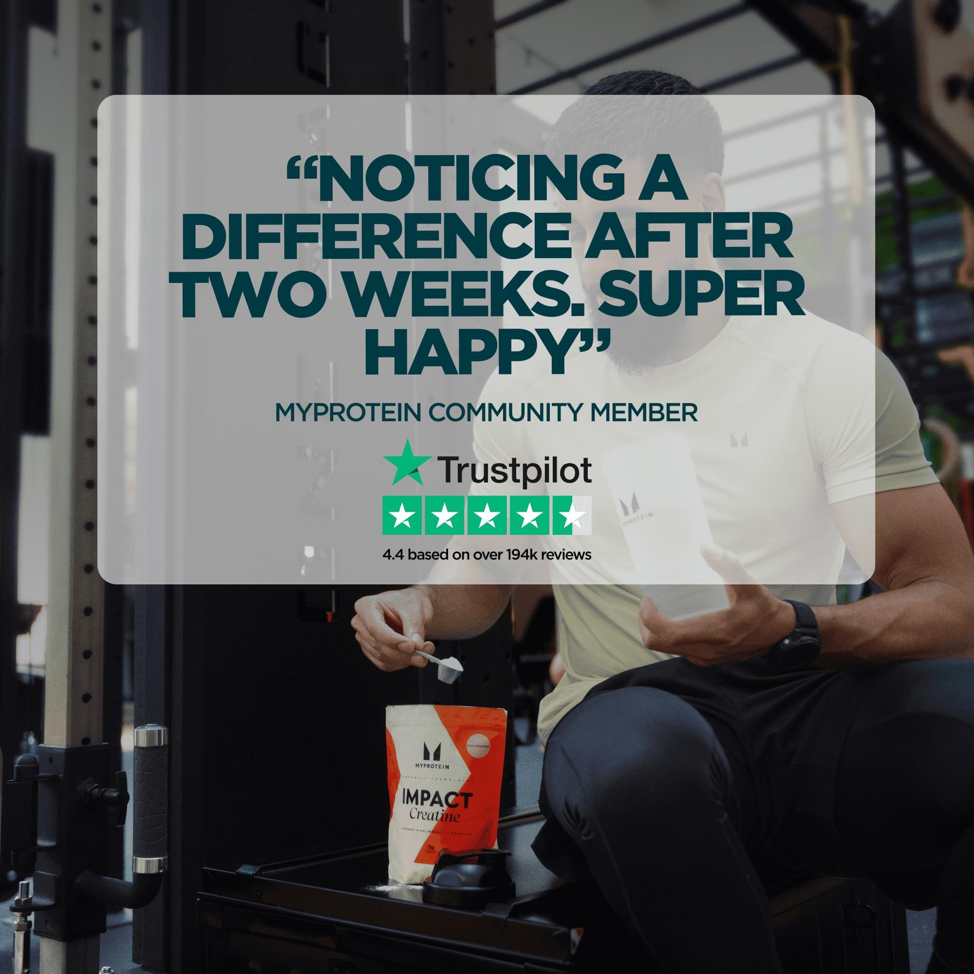 Myprotein envase en mano para comparar tamaño y calcular 50 servicios