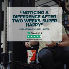 Myprotein envase en mano para comparar tamaño y calcular 50 servicios