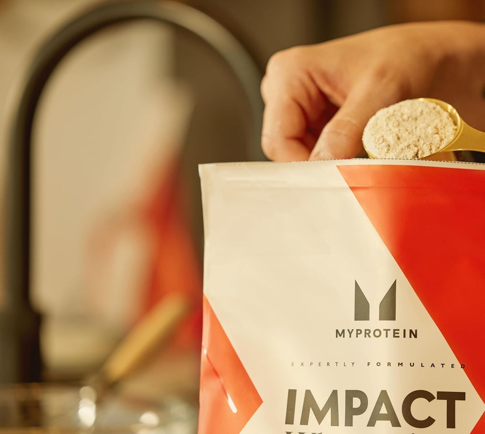 Myprotein polvo disolviéndose en agua para consumo rápido post entrenamiento
