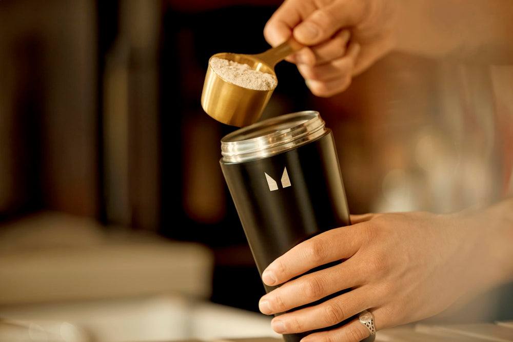 Myprotein cuchara medidora junto al envase mostrando tamaño de ración y control nutricional