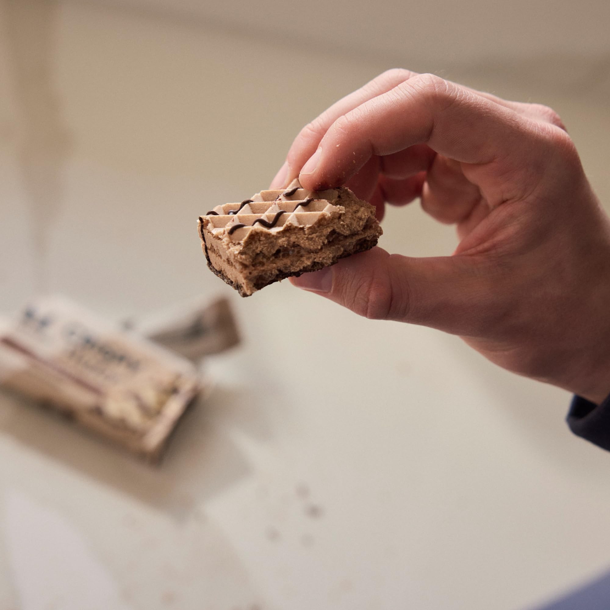 Myprotein oblea en mano para comparar tamaño, porción controlada