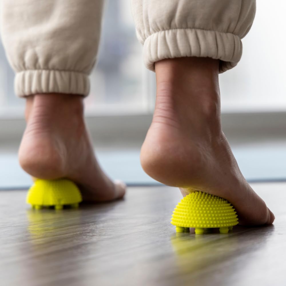 NABOSO Neuro Ball junto a una mano para comparar tamaño, portátil y fácil de llevar