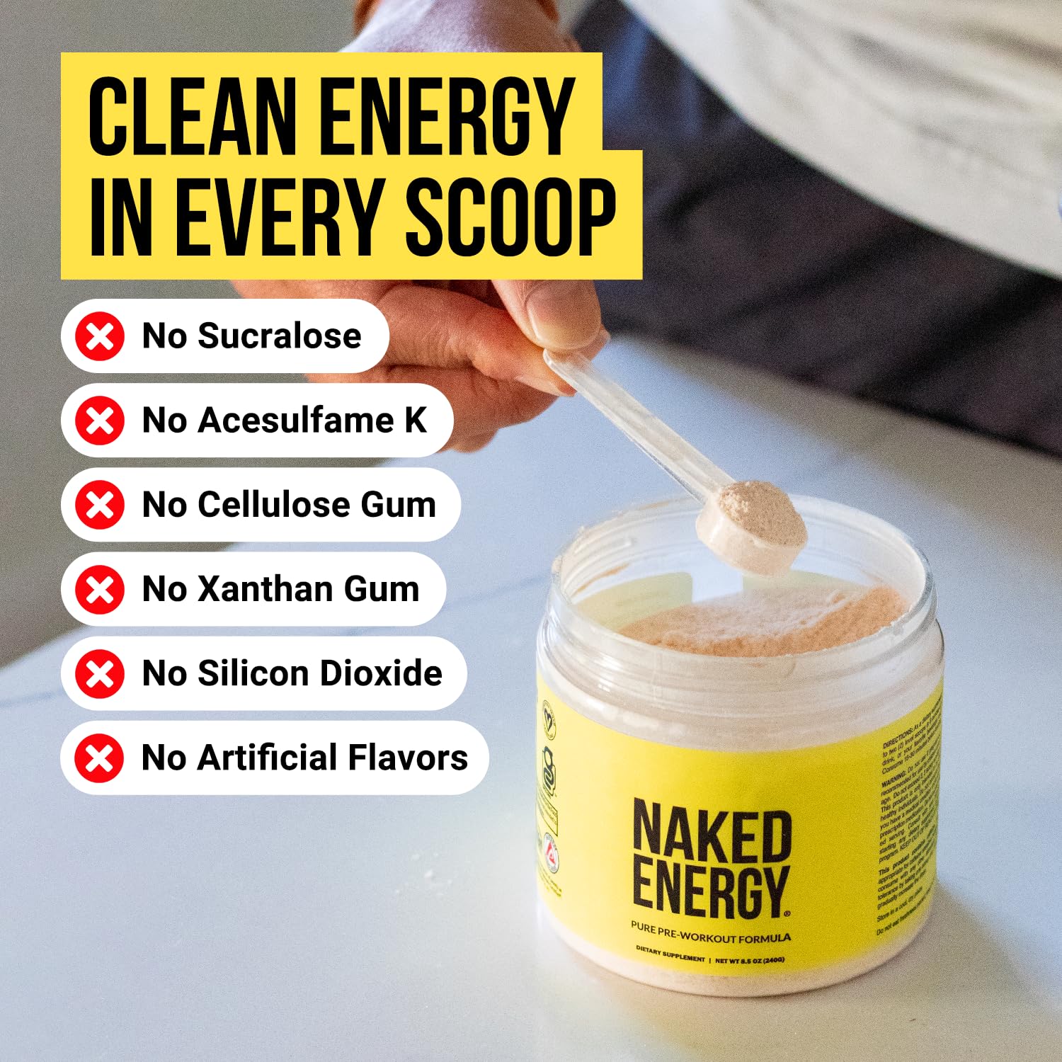 NAKED persona en gimnasio usando el producto para más energía