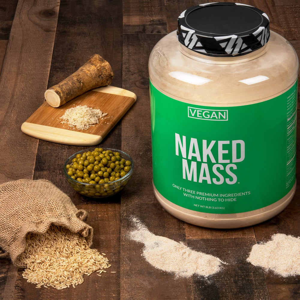 NAKED atleta en gimnasio con batido, ideal para recuperación y aumento de masa