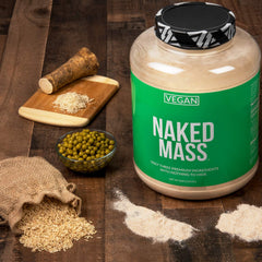NAKED atleta en gimnasio con batido, ideal para recuperación y aumento de masa