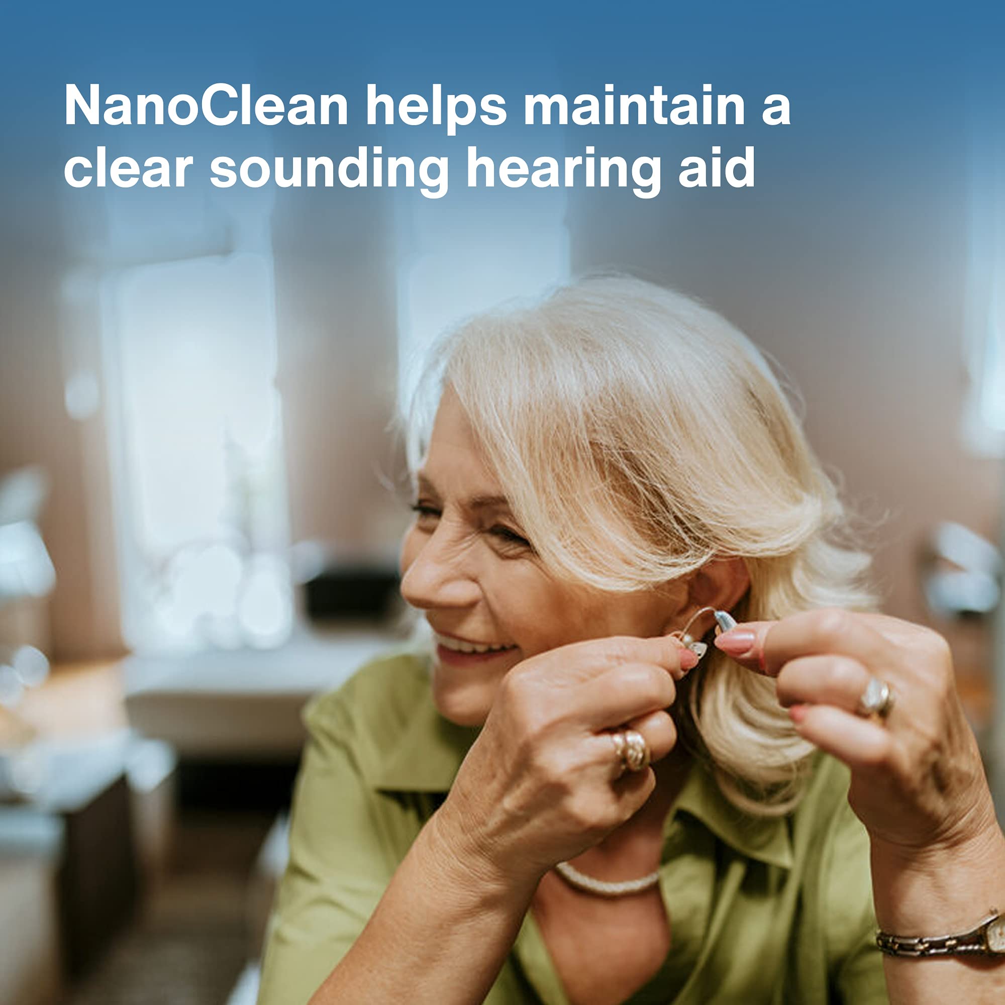 NanoClean hilo dentro de un tubo de audífono mostrando alcance y eliminación de residuos