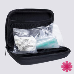 NARCAN estuche junto a teléfono que muestra tamaño compacto y portabilidad
