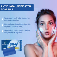 Natouch barra en mano bajo ducha mostrando aplicación práctica y refresco