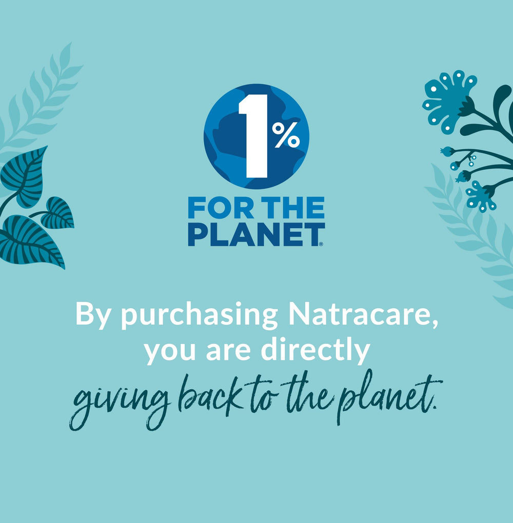 natracare embalaje sobre mesa con plantas, enfoque en materiales sostenibles