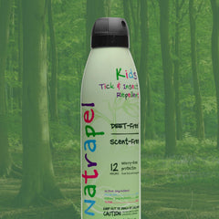Natrapel producto sobre mochila y equipo de camping protegiendo ropa