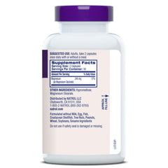 Natrol cápsulas comparadas con moneda para mostrar tamaño y cómoda ingestión
