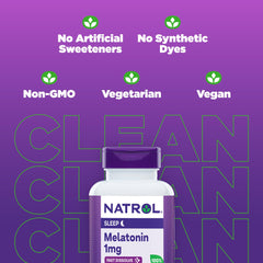 Natrol comprimido en mano para comparar tamaño y dosificación práctica