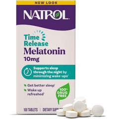Natrol melatonin tableta en mano para comparar escala y cómoda dosificación