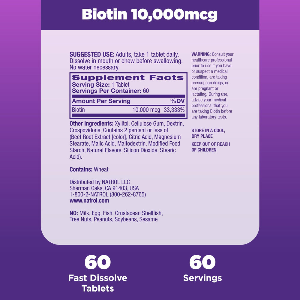 Natrol tabletas en mano para comparar tamaño y facilitar la dosificación diaria