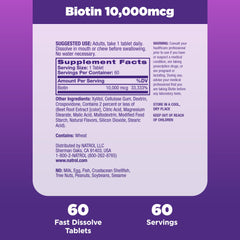 Natrol tabletas en mano para comparar tamaño y facilitar la dosificación diaria