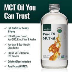 Natural Force vertiendo aceite MCT C8 en café para energía rápida