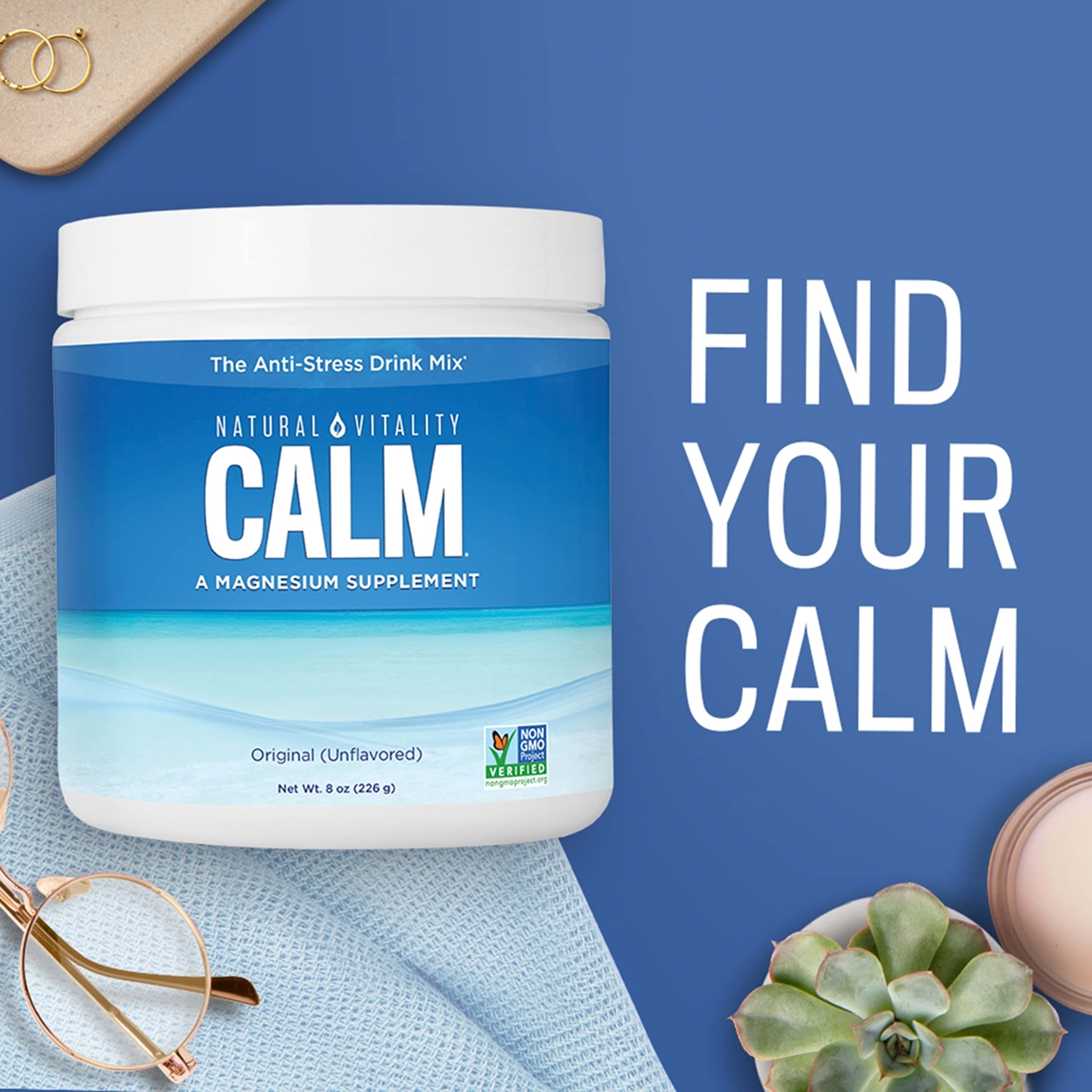 Natural Vitality frasco junto a mano para comparar tamaño y facilidad de uso