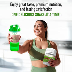 Persona sosteniendo batido NaturalSlim en una rutina matinal activa