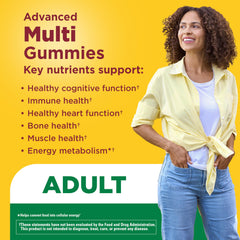 Nature Made gominolas en mano para comparar tamaño y facilidad de masticar