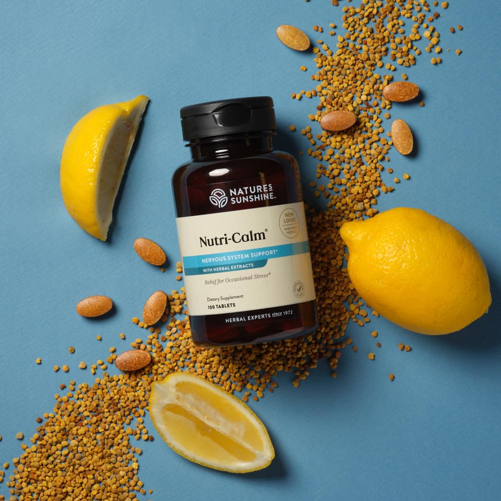 Nature's Sunshine Nutri-Calm en mano para comparar escala y dosis diaria