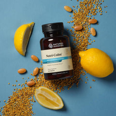 Nature's Sunshine Nutri-Calm en mano para comparar escala y dosis diaria