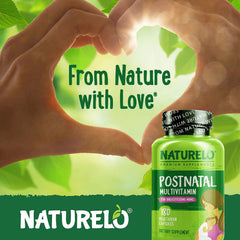 NATURELO cápsula en mano mostrando tamaño y facilidad de deglución