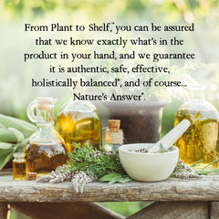 Nature's Answer en mesa nocturna con vela creando ambiente de calma